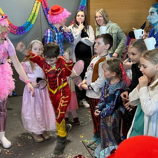 Bild enthält, People, Person, Celebrating, Adult, Female, Woman, Child, Girl, Shoe, Face