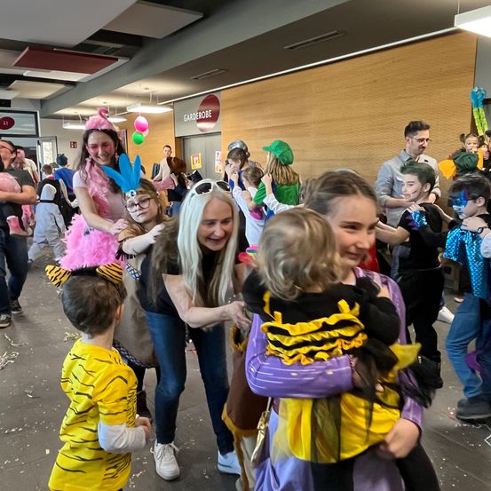 Bild enthält, People, Person, Child, Female, Girl, Adult, Woman, Celebrating, Boy, Male