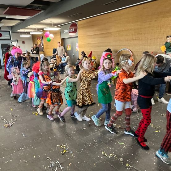 Bild enthält, People, Person, Shoe, Child, Female, Girl, Celebrating, Adult, Male, Man