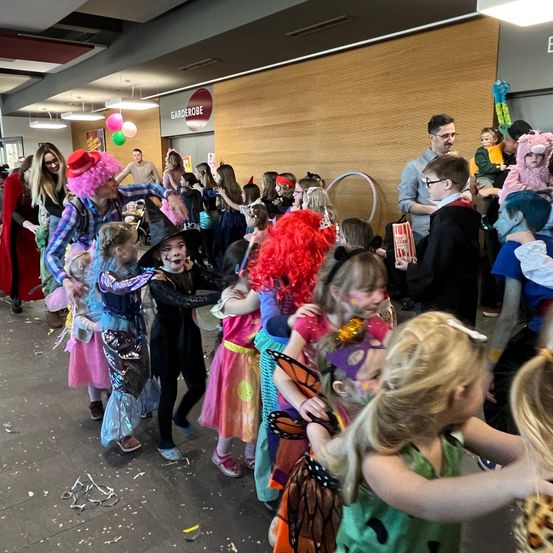 Bild enthält, People, Person, Child, Female, Girl, Celebrating, Face, Head, Footwear, Shoe