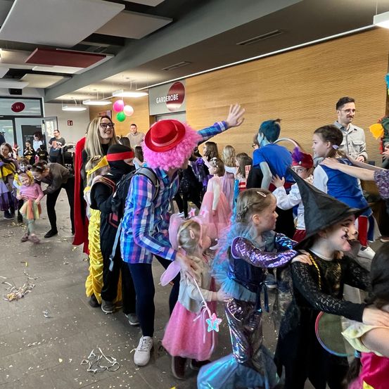 Bild enthält, People, Person, Child, Female, Girl, Celebrating, Adult, Woman, Shoe, Face