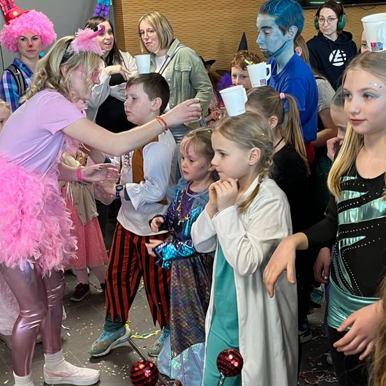 Bild enthält, Adult, Female, Person, Woman, Celebrating, People, Male, Man, Shoe, Face