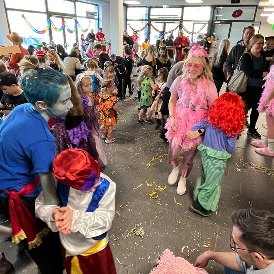 Bild enthält, People, Person, Child, Female, Girl, Adult, Male, Man, Shoe, Face