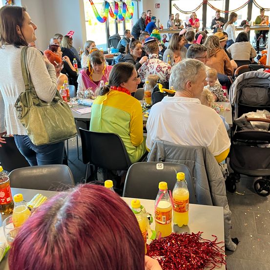 Bild enthält, Cafeteria, Indoors, Restaurant, Adult, Female, Person, Woman, Male, Man, People