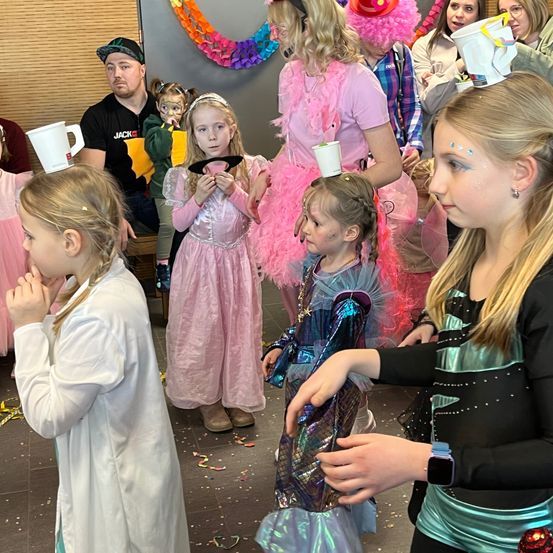 Bild enthält, Celebrating, Person, Child, Female, Girl, Adult, Male, Man, Face, Woman