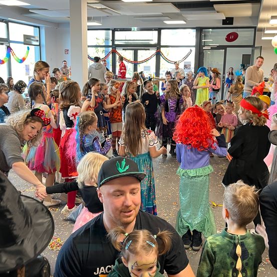 Bild enthält, People, Person, Adult, Female, Woman, Child, Girl, Male, Man, Boy