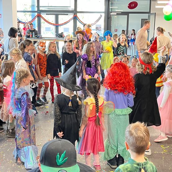 Bild enthält, People, Person, Adult, Female, Woman, Celebrating, Child, Girl, Boy, Male