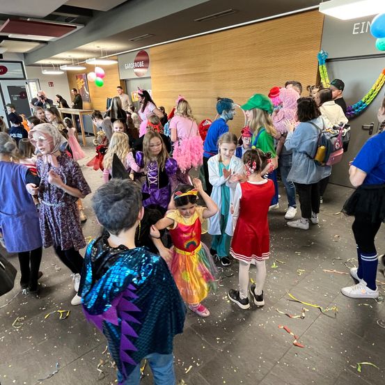 Bild enthält, People, Person, Child, Female, Girl, Adult, Woman, Celebrating, Shoe, Jeans