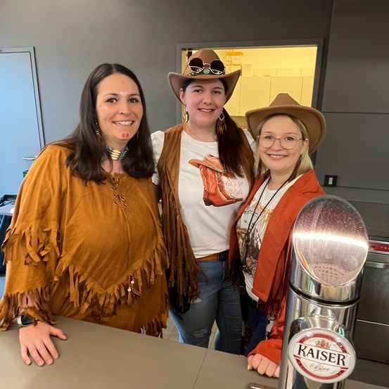 Bild enthält, Hat, Adult, Female, Person, Woman, Face, Head, Sunglasses, Jeans, People