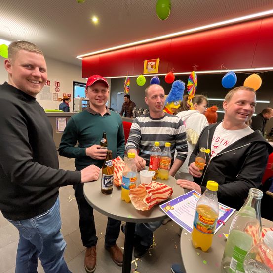 Bild enthält, Cafeteria, Restaurant, People, Person, Adult, Male, Man, Dining Table, Jeans, Lunch