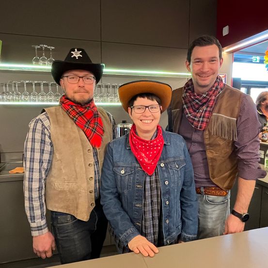 Bild enthält, Hat, Pants, Coat, Jacket, Adult, Male, Man, Person, Jeans, Face