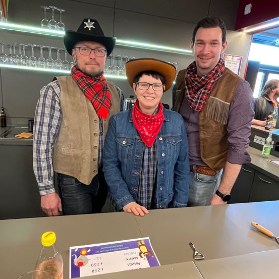 Bild enthält, Hat, Adult, Female, Person, Woman, Male, Man, Face, Table, Pants