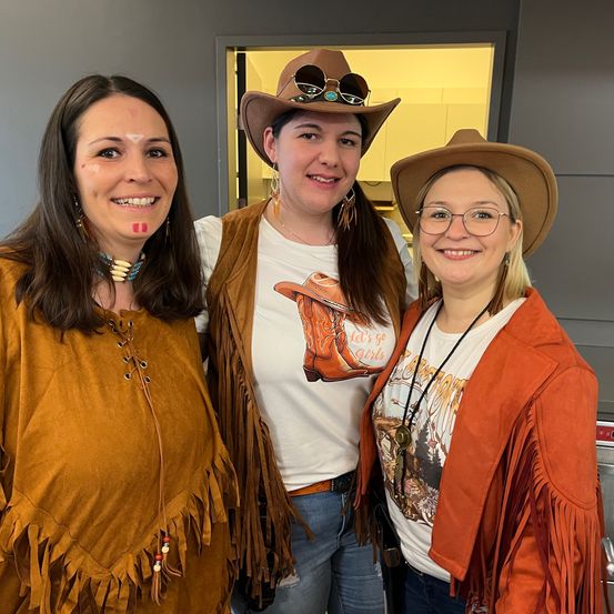 Bild enthält, Hat, Adult, Female, Person, Woman, Face, Jeans, Pants, Glasses, Sunglasses