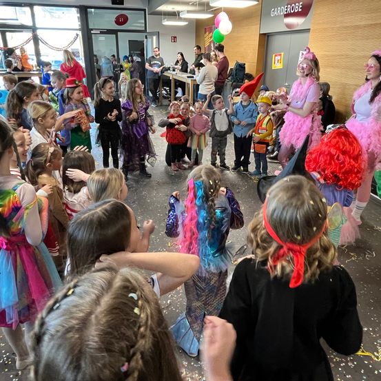 Bild enthält, People, Person, Child, Female, Girl, Celebrating, Adult, Woman, Face, Dress