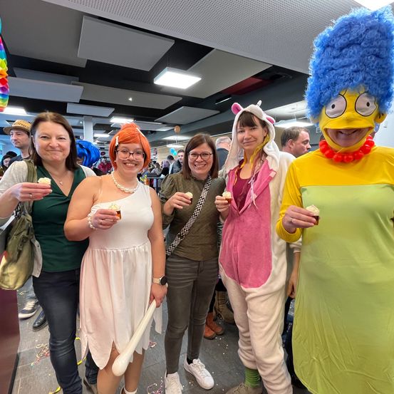 Bild enthält, Adult, Female, Person, Woman, Costume, Shoe, Face, Jeans, People, Hair