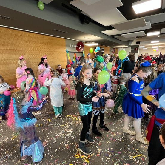 Bild enthält, People, Person, Celebrating, Child, Female, Girl, Shoe, Balloon, Face, Head