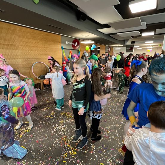 Bild enthält, Person, People, Adult, Female, Woman, Boy, Child, Male, Girl, Celebrating