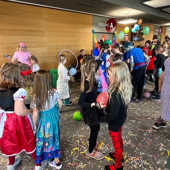 Bild enthält, People, Person, Celebrating, Child, Female, Girl, Footwear, Shoe, Balloon, Face