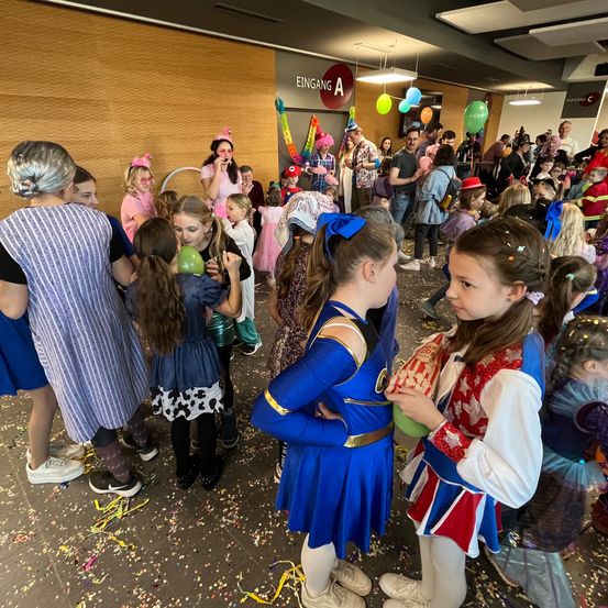 Bild enthält, People, Person, Child, Female, Girl, Footwear, Shoe, Face, Celebrating, Dress