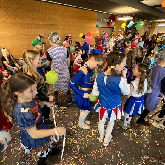 Bild enthält, Celebrating, Person, People, Child, Female, Girl, Adult, Woman, Shoe, Balloon