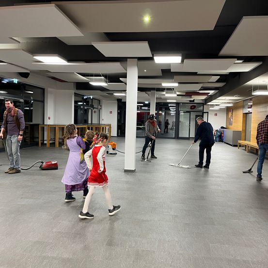 Bild enthält, Architecture, Building, Floor, Cleaning, Person, Shoe, Flooring, Jeans, Indoors, Coat
