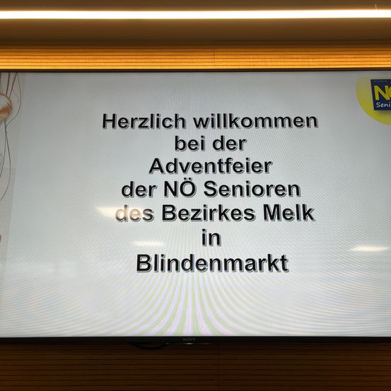 Ein Monitor zeigt eine Willkommensbotschaft für die NO Senioren Adventfeier in Blindenmarkt. Der Text ist in fetter, schwarzer Schrift auf weißem Hintergrund.