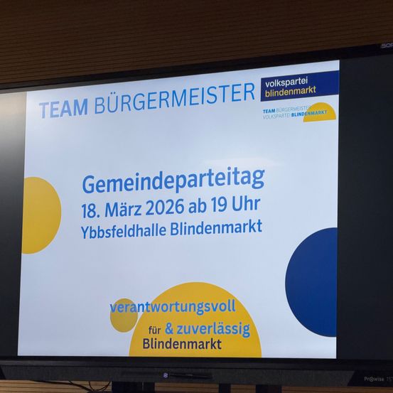 Ein Bildschirm zeigt eine Präsentation für Team Bürgermeister. Die Veranstaltung ist eine Gemeindefeier am 18. März 2026 um 19 Uhr in der Ybbsfeldhalle Blindenmarkt. Es betont Verantwortung und Zuverlässigkeit.