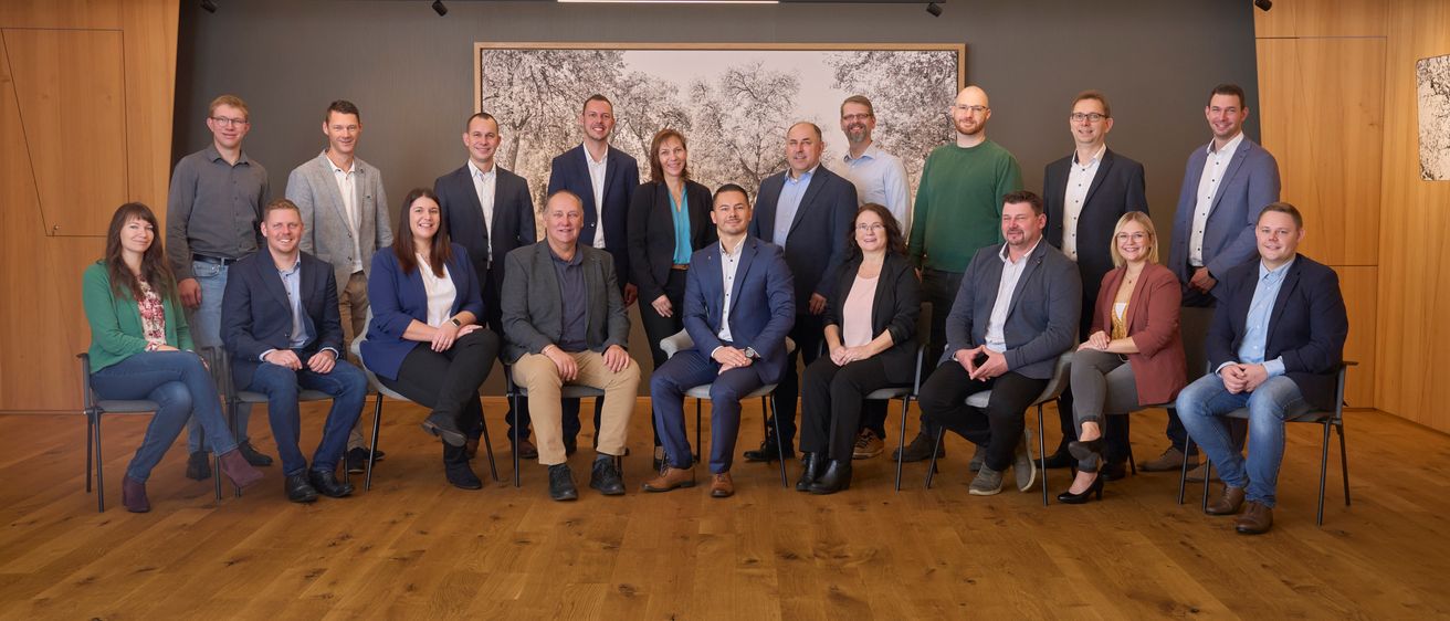 Bild enthält, Groupshot, Person, People, Wood, Adult, Female, Woman, Male, Man, Suit