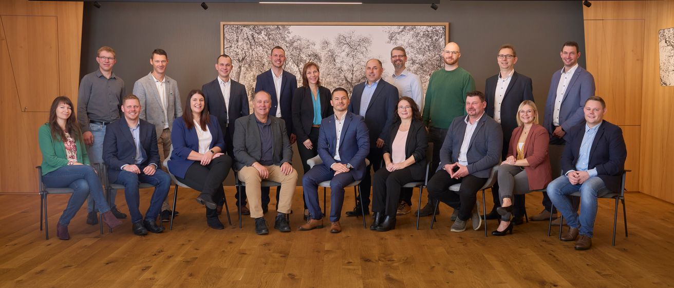 Bild enthält, Groupshot, Person, People, Wood, Adult, Female, Woman, Male, Man, Suit