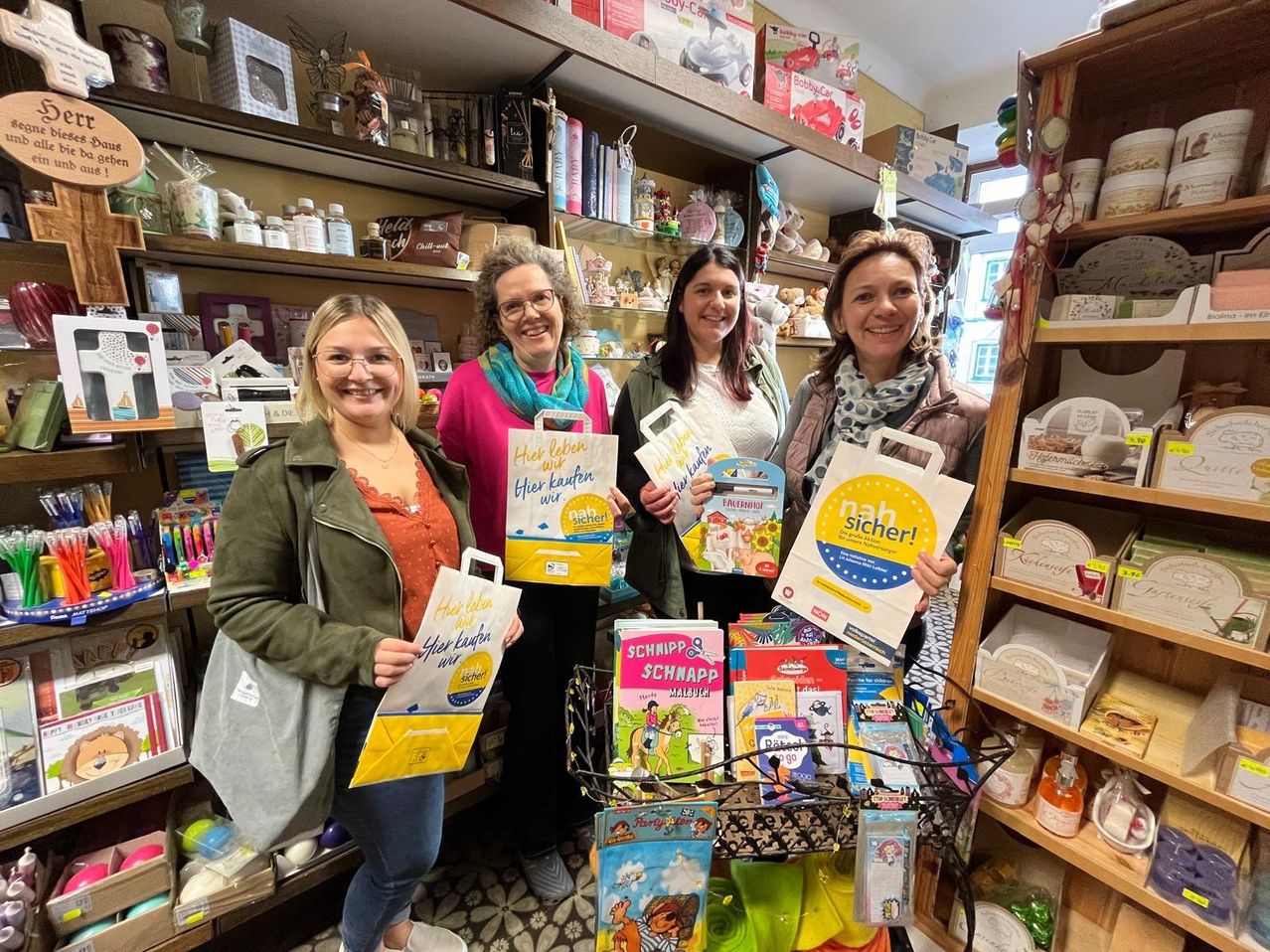 Bild enthält, Adult, Female, Person, Woman, Shop, Book, Publication, Indoors, Market, Face