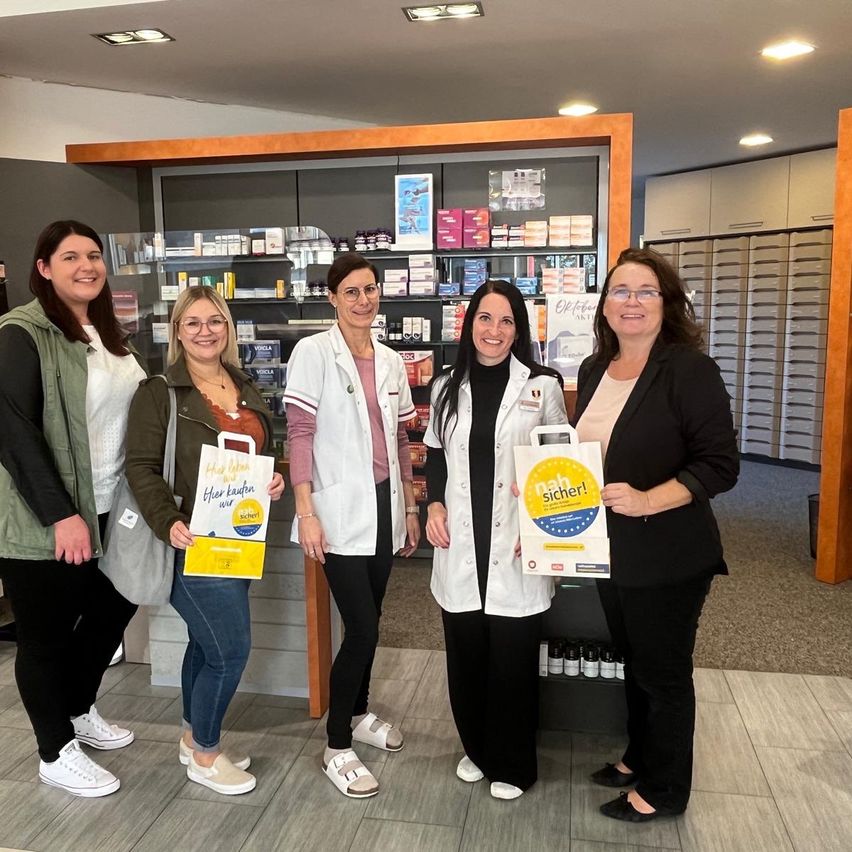 Bild enthält, Adult, Female, Person, Woman, Shop, Coat, Groupshot, Glasses, Face, Necklace