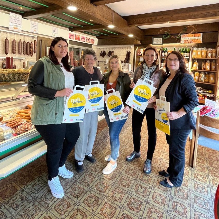 Bild enthält, People, Person, Advertisement, Adult, Female, Woman, Girl, Teen, Poster, Groupshot