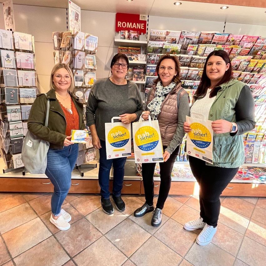 Bild enthält, Advertisement, Poster, Adult, Female, Person, Woman, Male, Man, Handbag, Shop