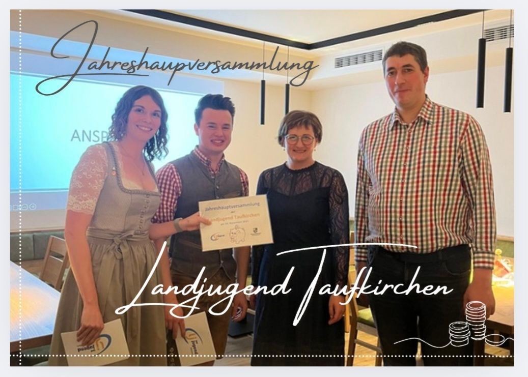 Eine Gruppe von vier Personen, die in einem Raum stehen, lächeln und Urkunden halten. Eine Frau in traditioneller Kleidung und ein Mann in einem karierten Hemd halten Urkunden. Das Bild hat einen Wasserzeichen mit dem Text 'Landingend Taufkirchen'.