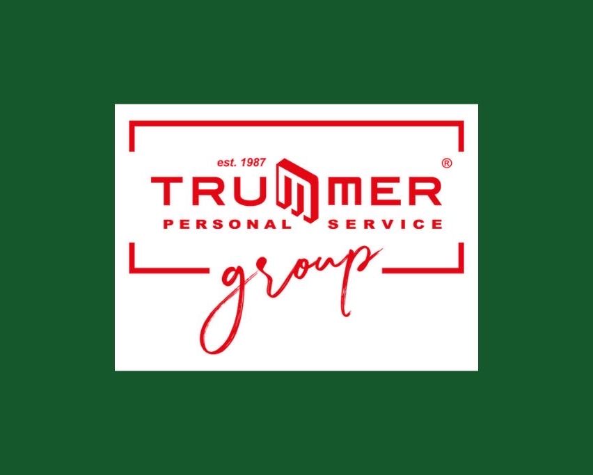 Das Bild zeigt das Logo der Trummer Personal Service Group, gegründet 1987. Das Logo hat eine quadratische Form mit rotem Rand und weißer Hintergrund. Der Text ist in Rot und Weiß, wobei 'TRUMMER' fett und 'PERSONAL SERVICE' darunter steht. Das Wort 'group' ist handgeschrieben in Rot unter dem Logo.