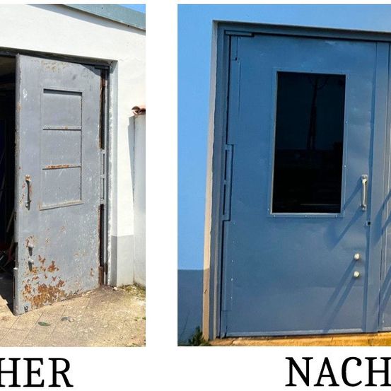 Die Vorher-Nachher-Bilder zeigen eine Tür vor und nach einer Renovierung. Die Tür ist blau mit zwei kleinen Fenstern und einem Griff auf jeder Seite.