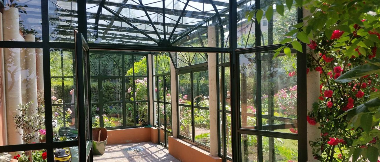 Bild enthält, Garden, Nature, Outdoors, Interior Design, French Window, Window, Porch, Gardening, Patio, Floor