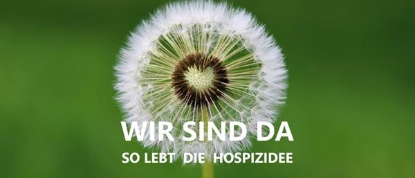 Ein Löwenzahn mit weißen Blütenblättern und einem braunen Zentrum. Der Text lautet 'Wir sind da' und 'So lebt die Hospizdiee' auf einem grünen Hintergrund.
