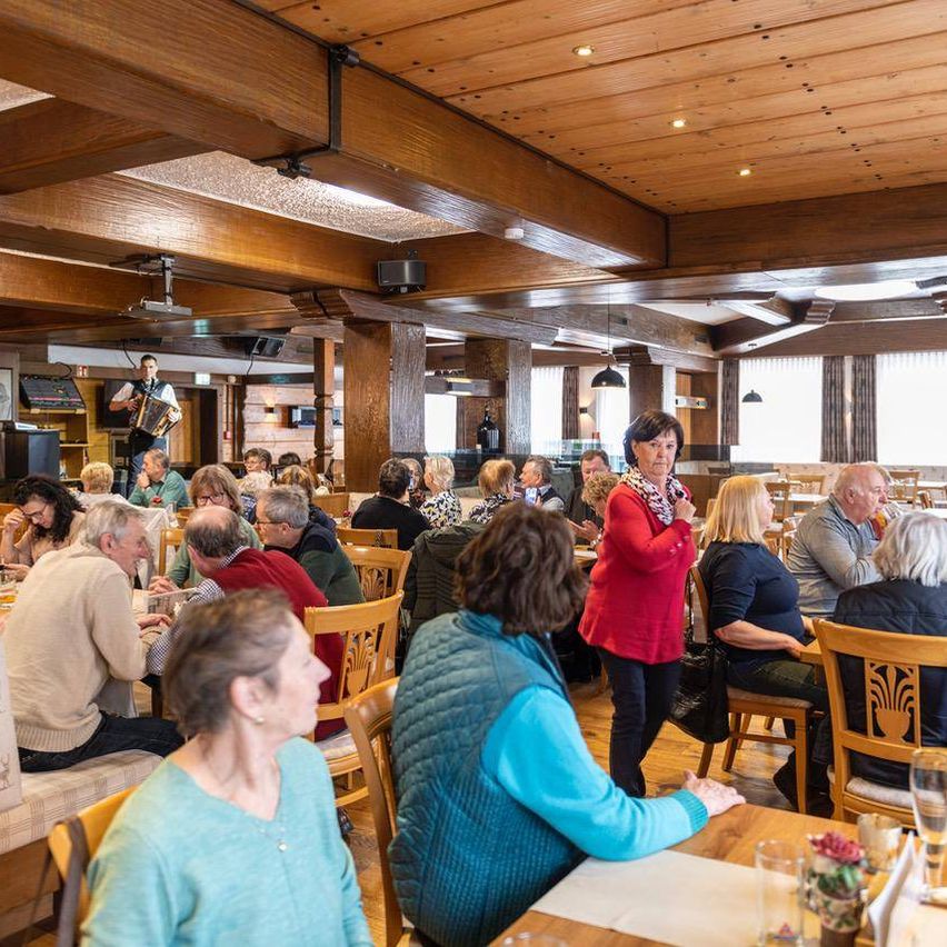 Bild enthält, Indoors, Restaurant, Cafeteria, Adult, Female, Person, Woman, Cafe, Male, Man