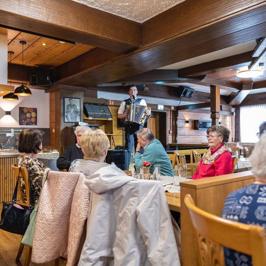 Bild enthält, Indoors, Restaurant, Cafeteria, Wood, Plywood, People, Person, Adult, Female, Woman