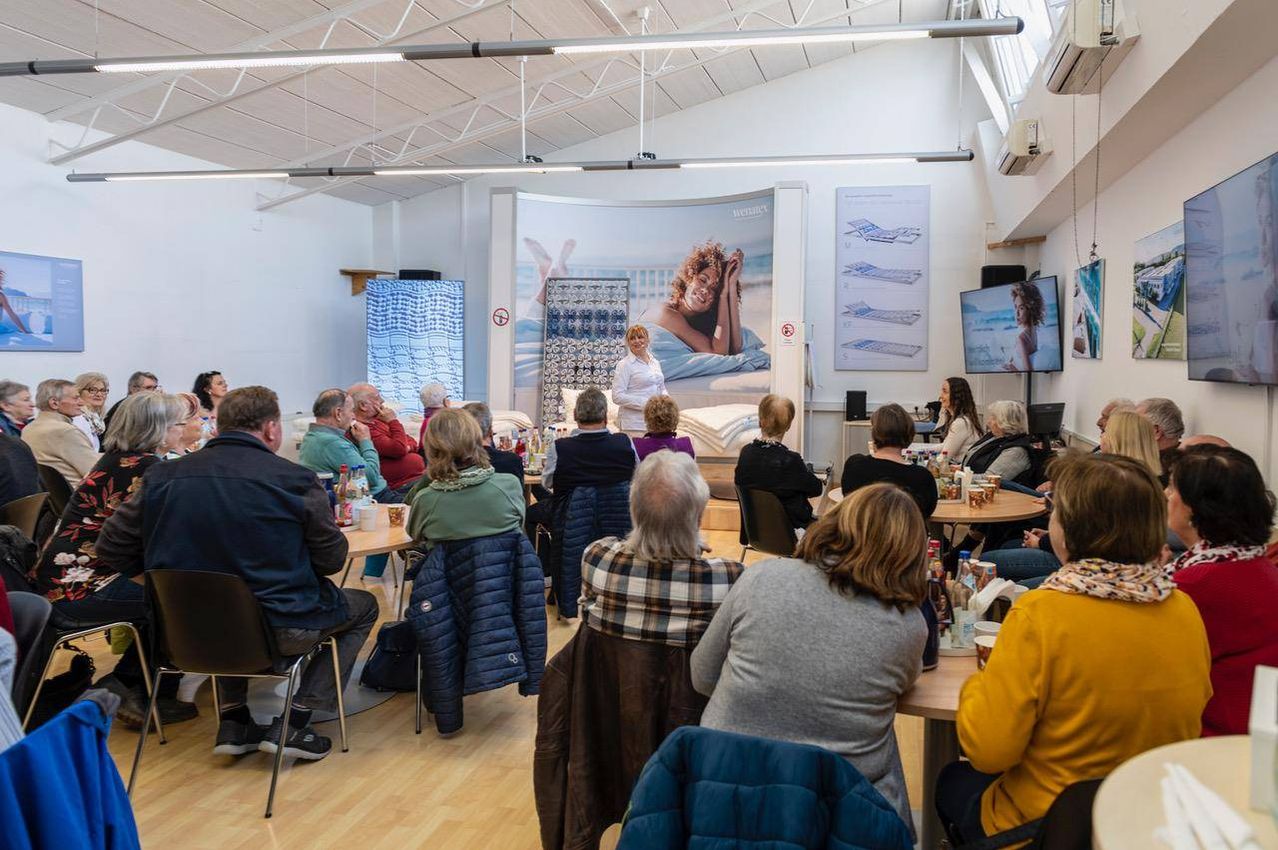 Bild enthält, People, Person, Adult, Female, Woman, Cafeteria, Indoors, Restaurant, Male, Man