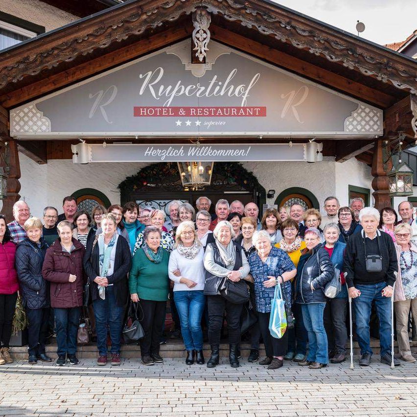 Bild enthält, Pants, People, Person, Jeans, Coat, Jacket, Groupshot, Building, College, Shoe