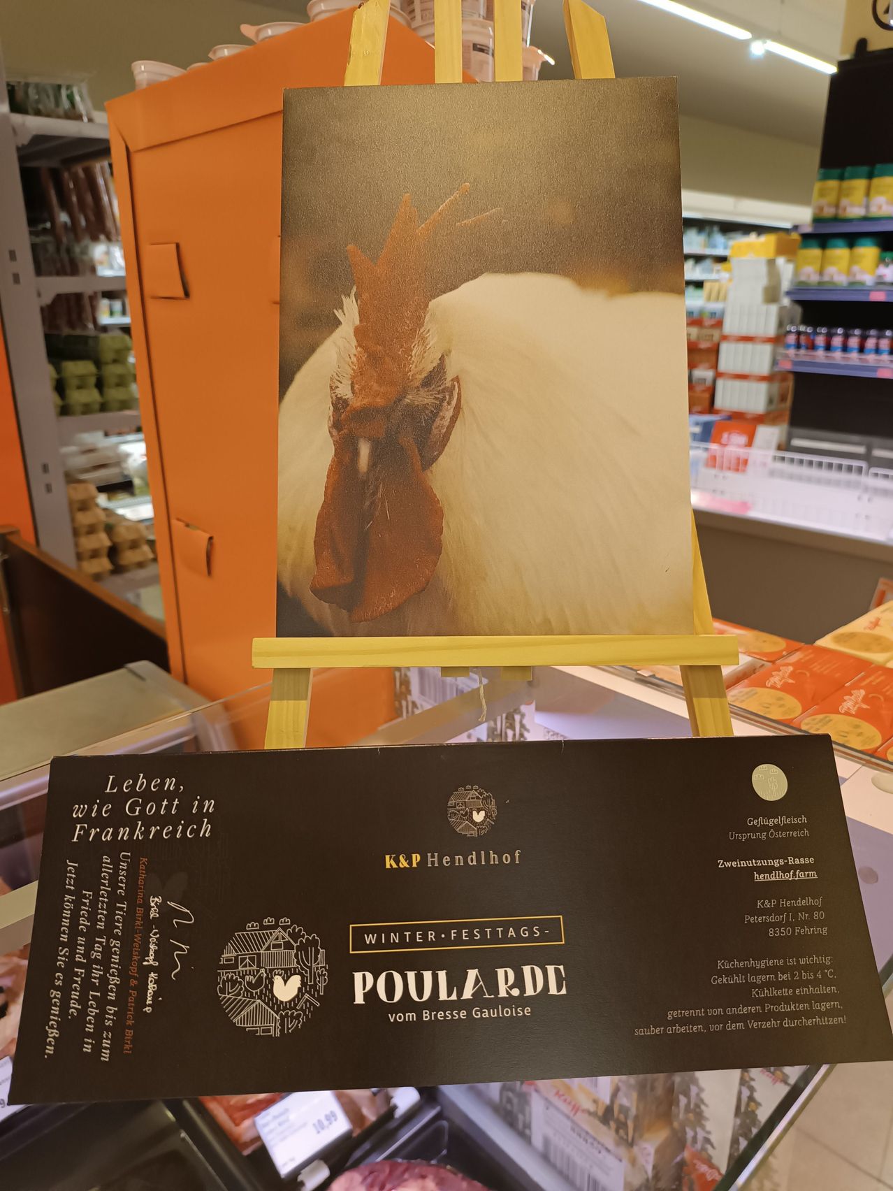 Bild enthält, Advertisement, Poster, Shop, Business Card, Paper, Text, Shelf, Indoors