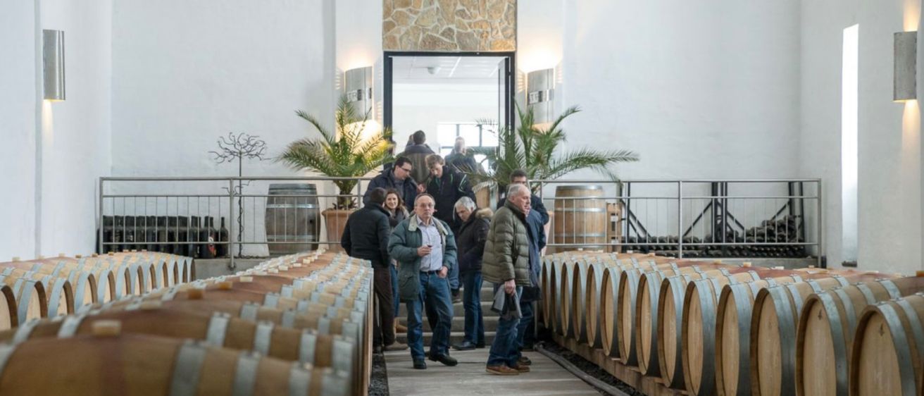 Bild enthält, Nature, Outdoors, Alcohol, Beverage, Countryside, Person, Jeans, Rural, Farm, Liquor