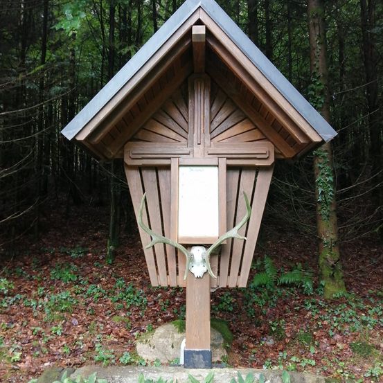 Bild enthält, Outdoors, Shelter, Vegetation, Wood, Housing, Woodland, House, Cabin, Grove, Interior Design