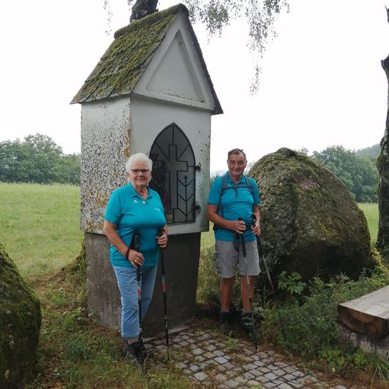 Bild enthält, Outdoors, Shelter, Grass, Pants, Person, Portrait, Vegetation, Tree, Rock, Path
