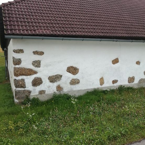 Bild enthält, Architecture, Building, Outdoors, Shelter, Housing, House, Roof, Grass, Plant, Nature