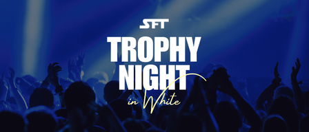 Eine Menschenmenge bei einem Konzert oder Event, die mit erhobenen Händen jubelt, unter blauem Bühnenlicht, mit dem Schriftzug Trophy Night in White prominent angezeigt.