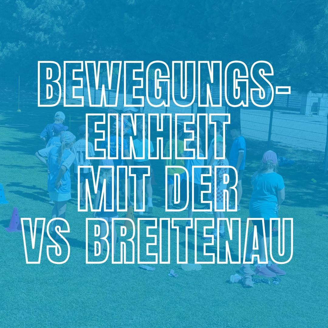 Eine Gruppe von Kindern steht auf einem Feld mit Textüberlagerung. Der Text lautet 'Bewegungs-Einheit mit der Breitenau'. Das Feld ist grün.