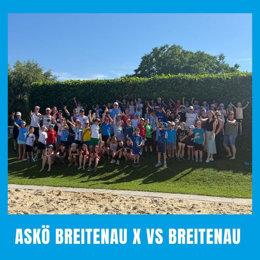 Eine Gruppenaufnahme von Kindern und Erwachsenen, die auf einem Grasfeld mit Hecke im Hintergrund posieren. Das Bild hat eine Textüberlagerung, die 'Askó Breitenau X VS Breitenau' lautet.